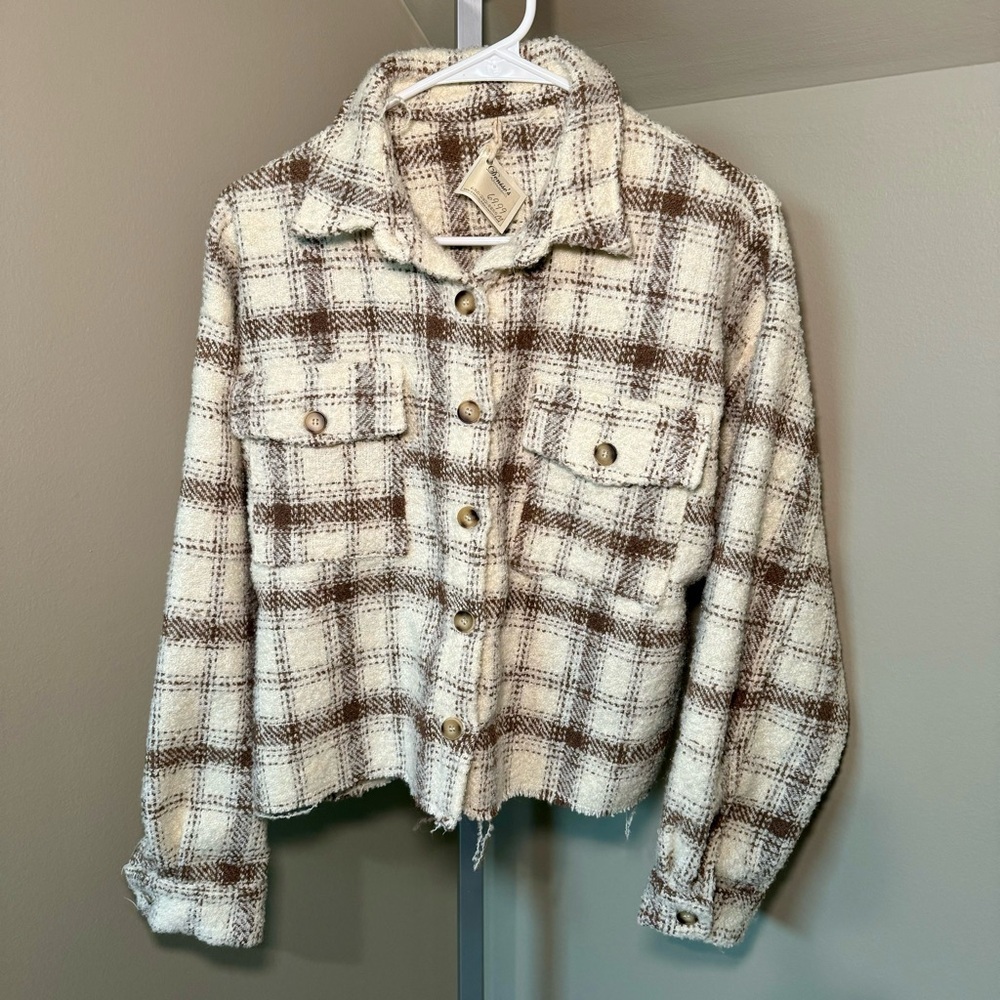 NWT boutique brand fuzzy plaid crop jacket long sleeves, button-up, flap pockets